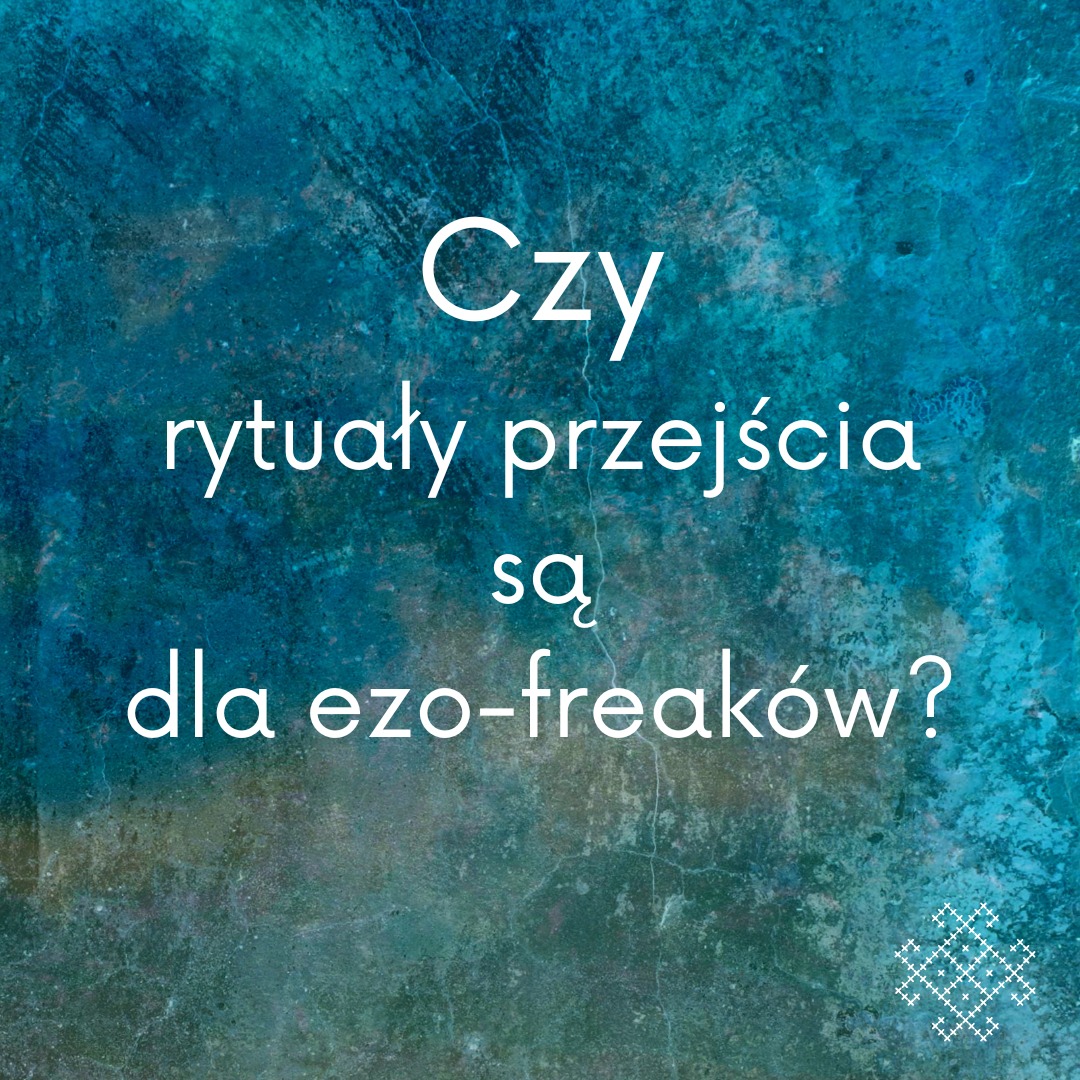 Niebieskie tło z napisem: "Czy rytuały przejścia są dla ezo-freaków?"