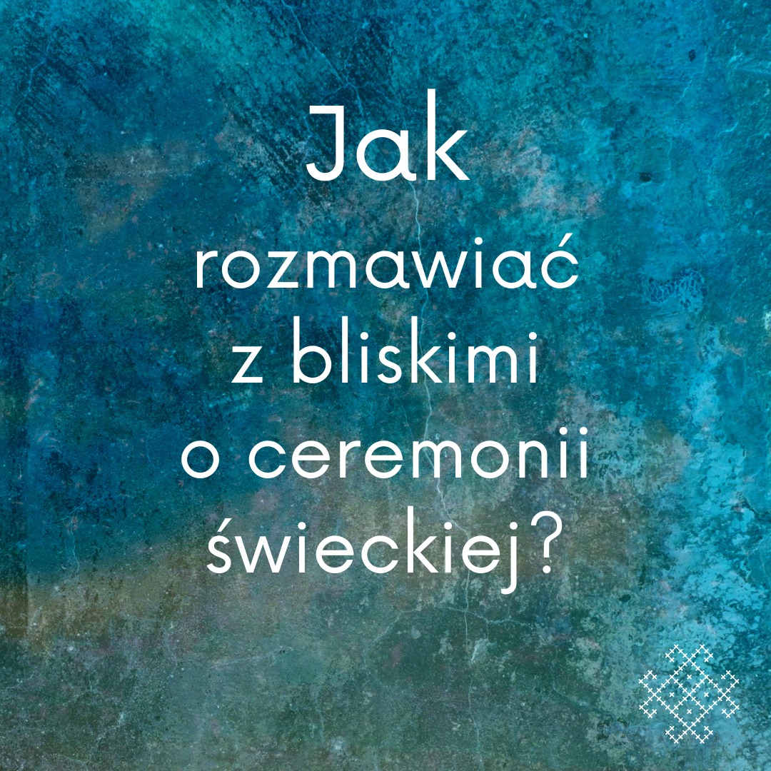 Na niebieskim marmurkowym tle biały napis: "Jak rozmawiać z bliskimi o ceremonii świeckiej?"